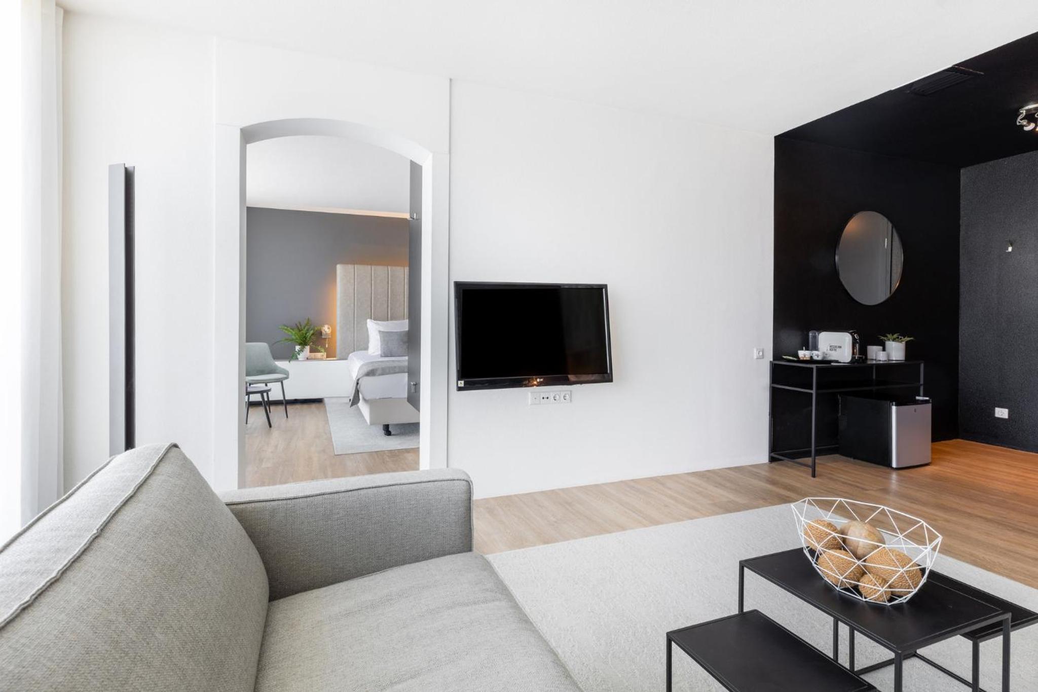 One-Bedroom Suite - Photo 3