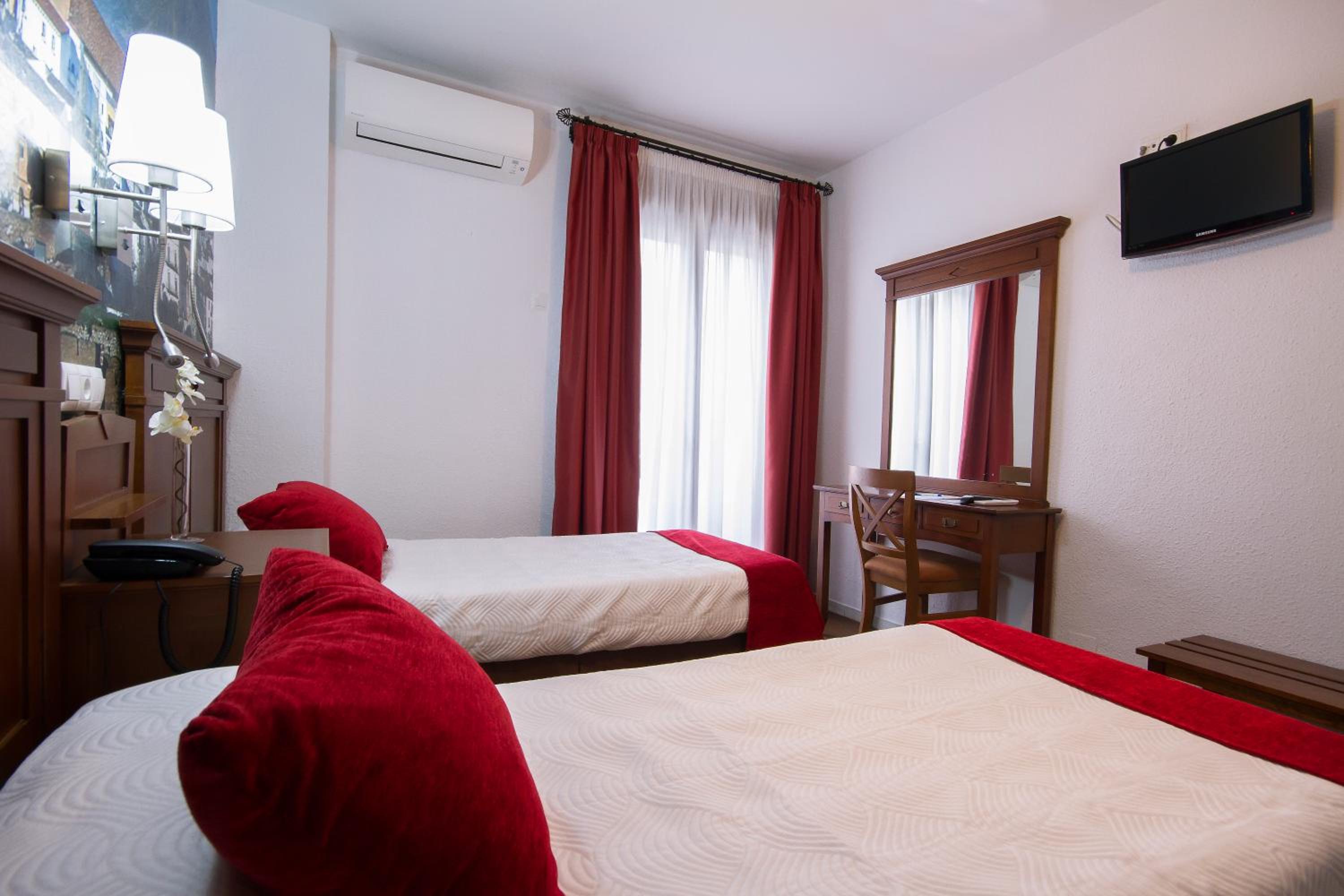 Habitación Estándar con Dos Camas Individuales Habitación Estándar con Dos Camas Individuales