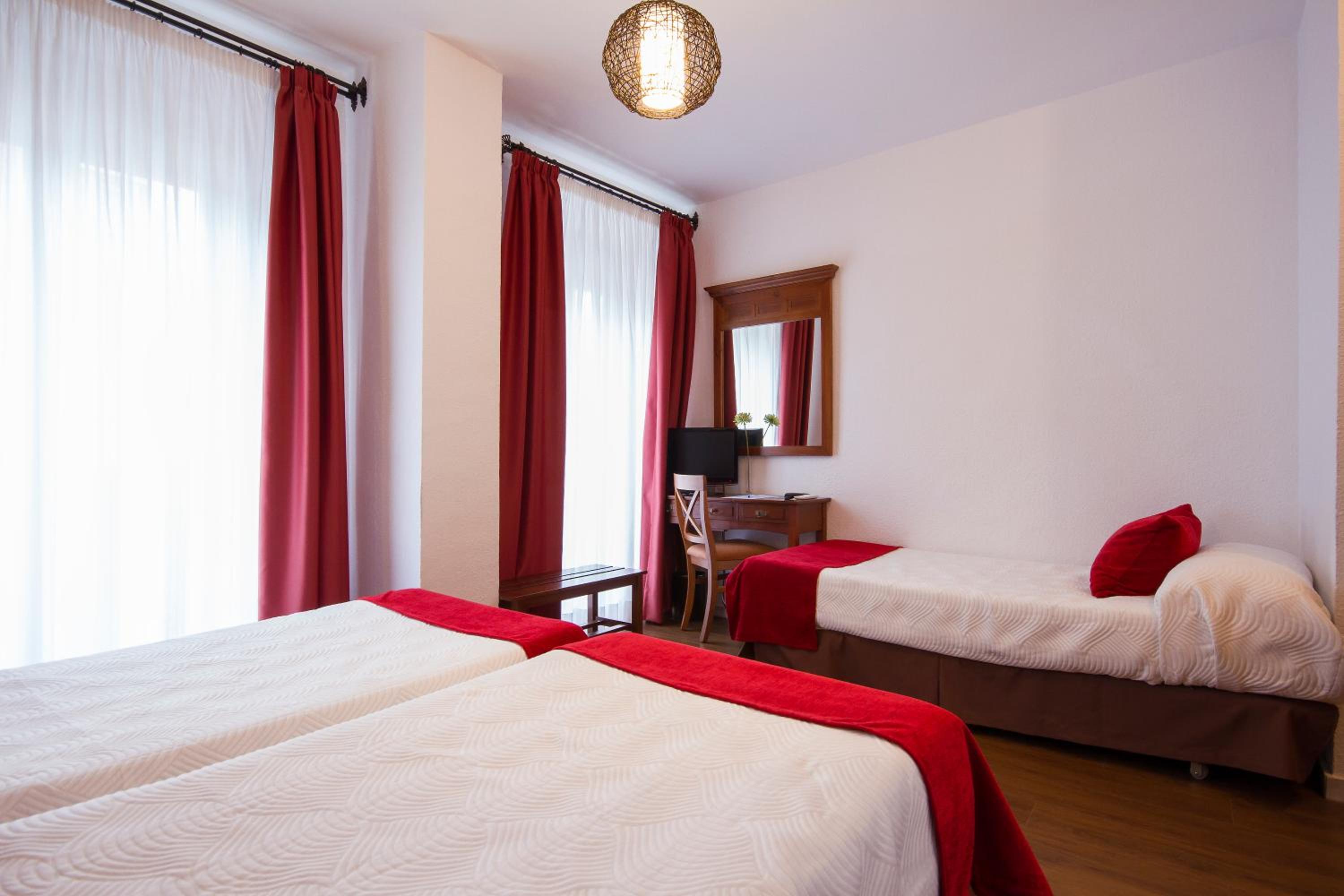 Double Room with Extra Bed (3 Adults) photo 3