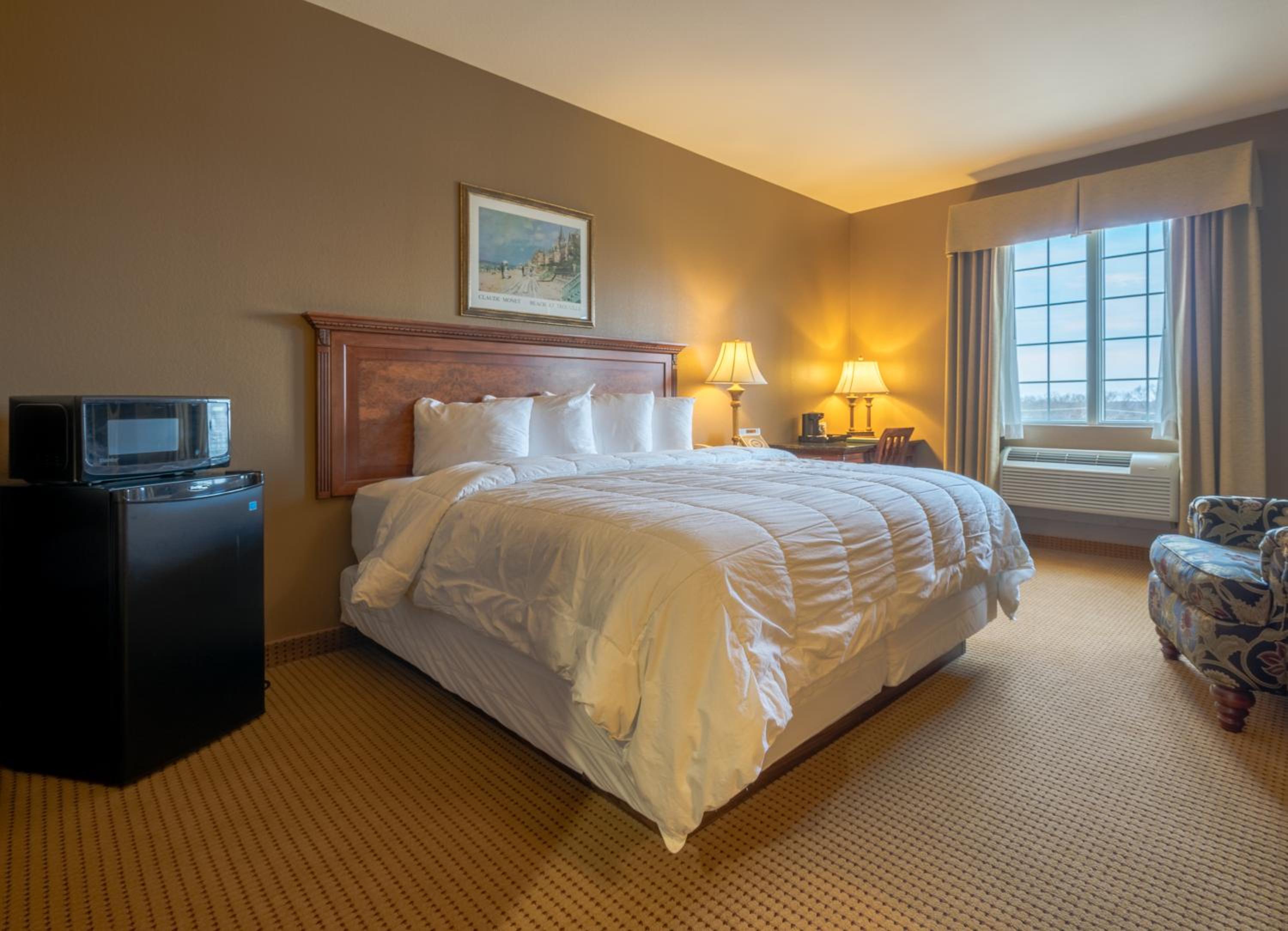 Deluxe King Suite with Sofa Bed - Photo 5