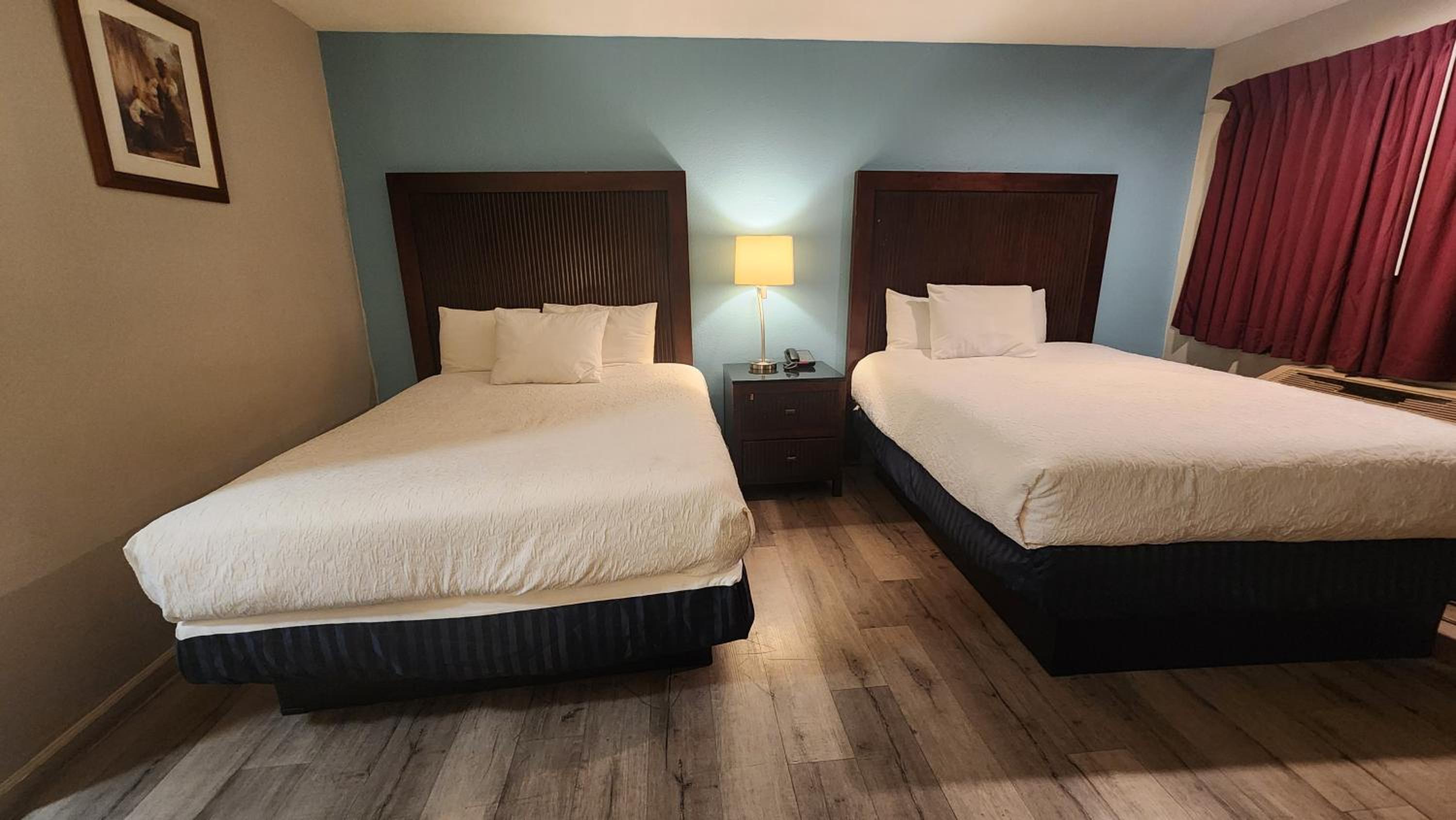 Queen Room with Two Queen Beds - Non-Smoking - Photo 4