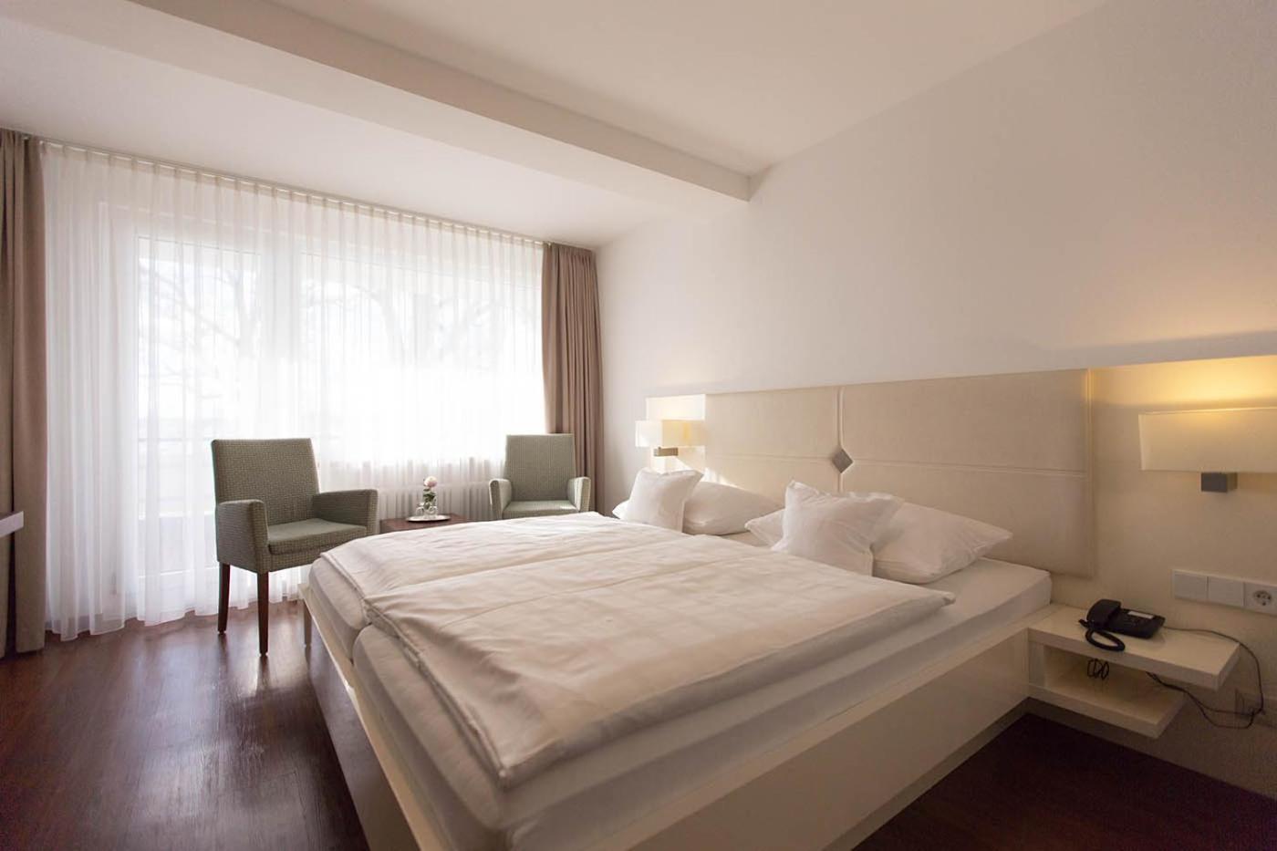 Double Room with Balcony and Lake View - Photo 3