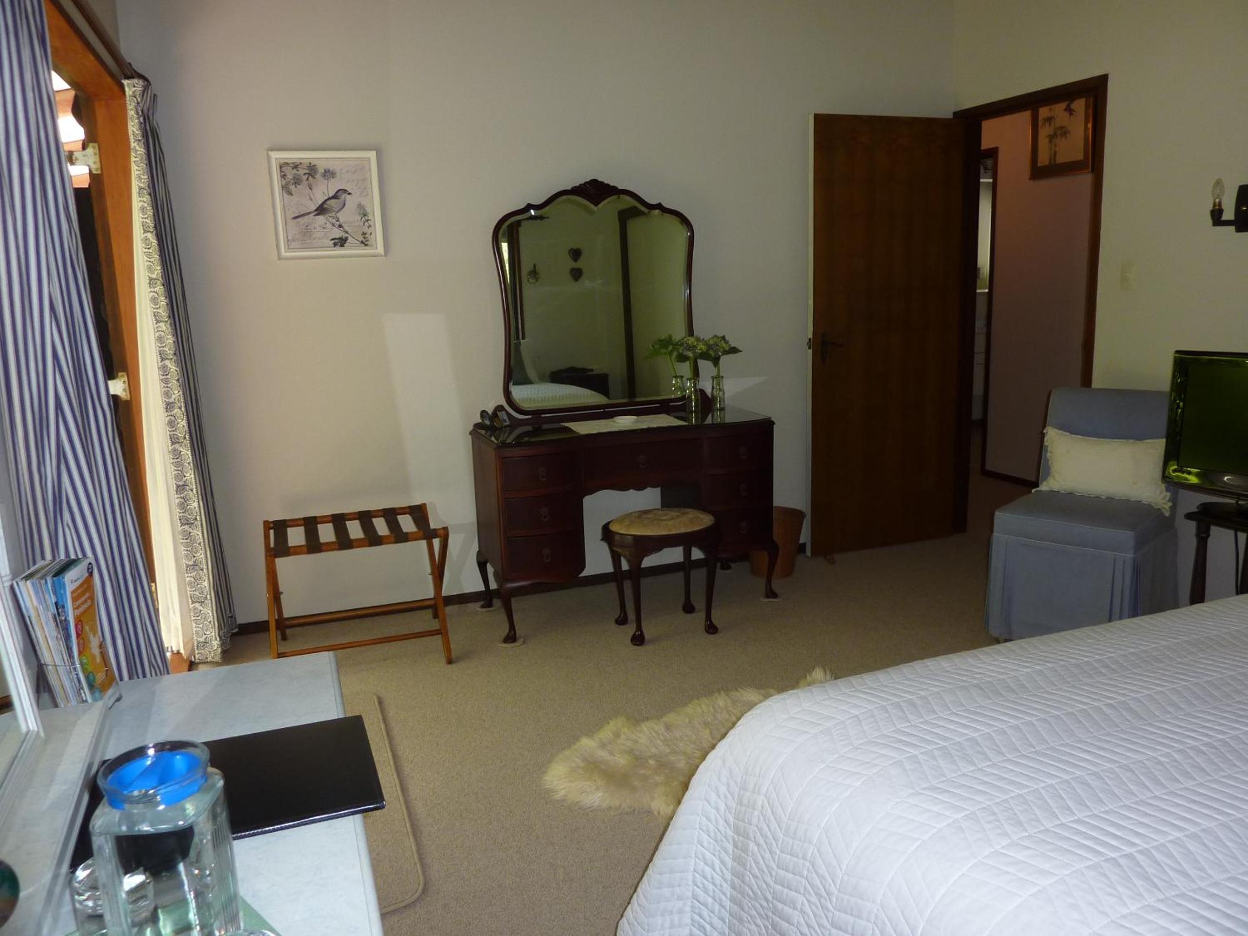 Queen Room - Willow photo 1