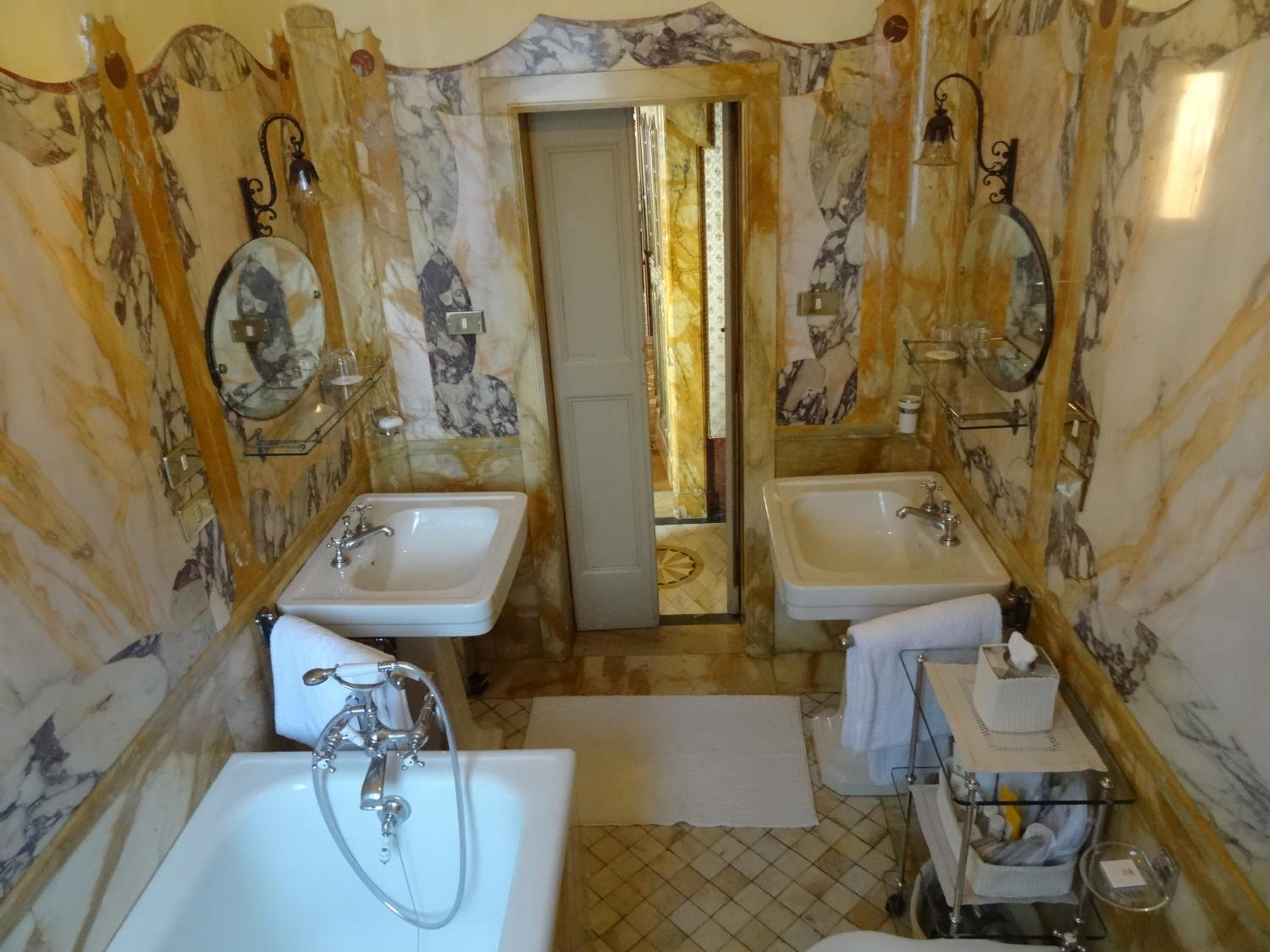 Triple Suite - Photo 6