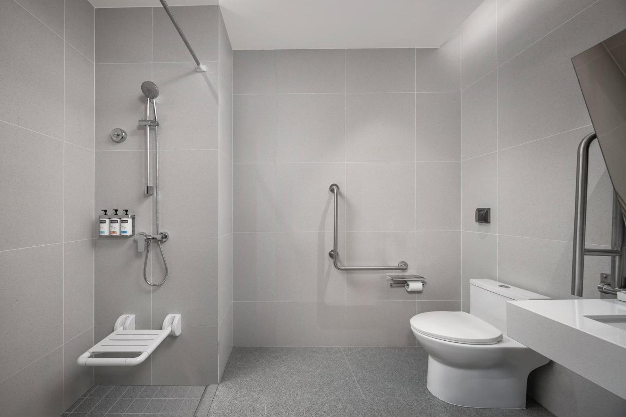 Standard King Room - Disability Access photo 3