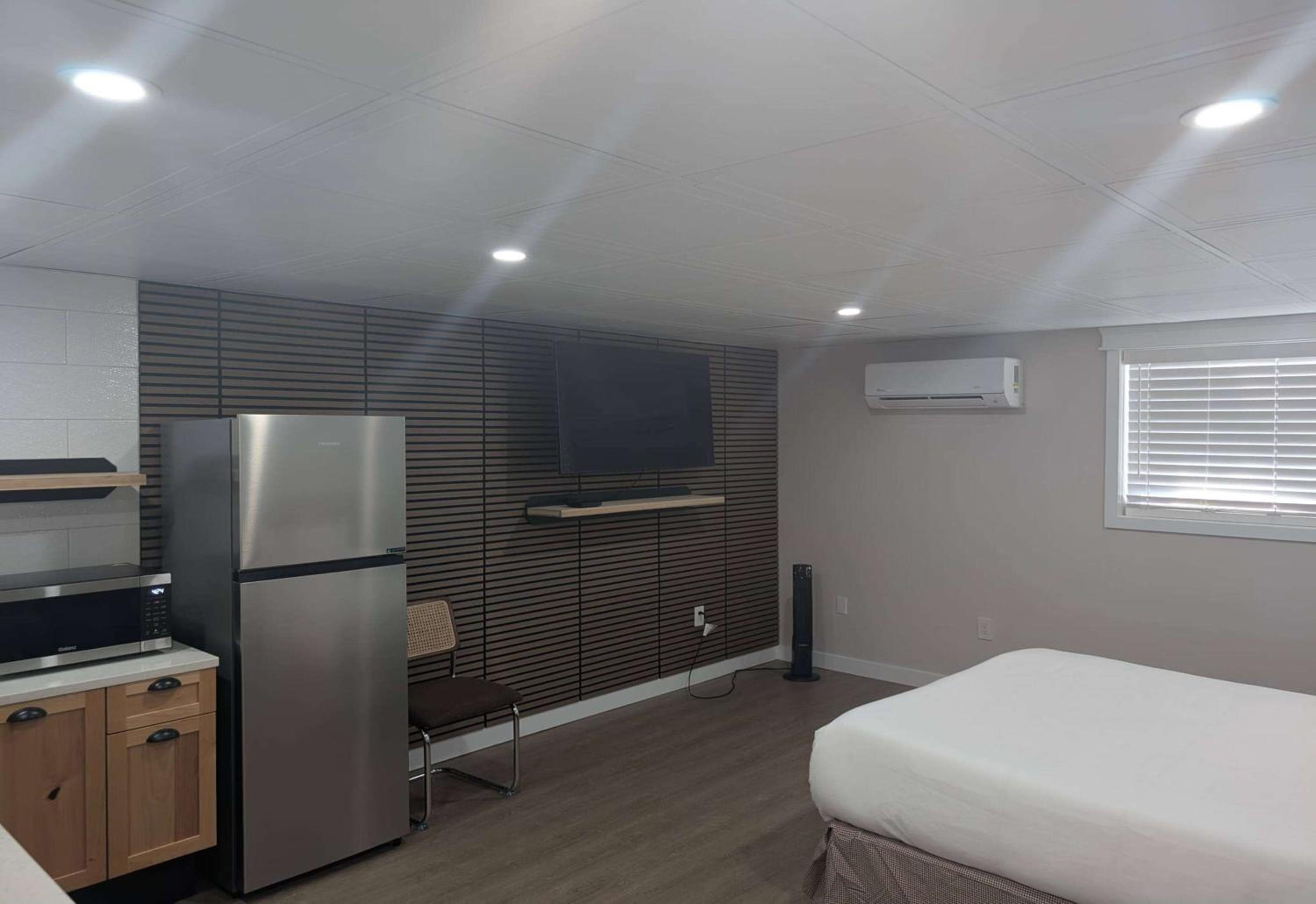 Queen Room with Roll-In Shower and Kitchenette - Mobility Accessible/Non-Smoking