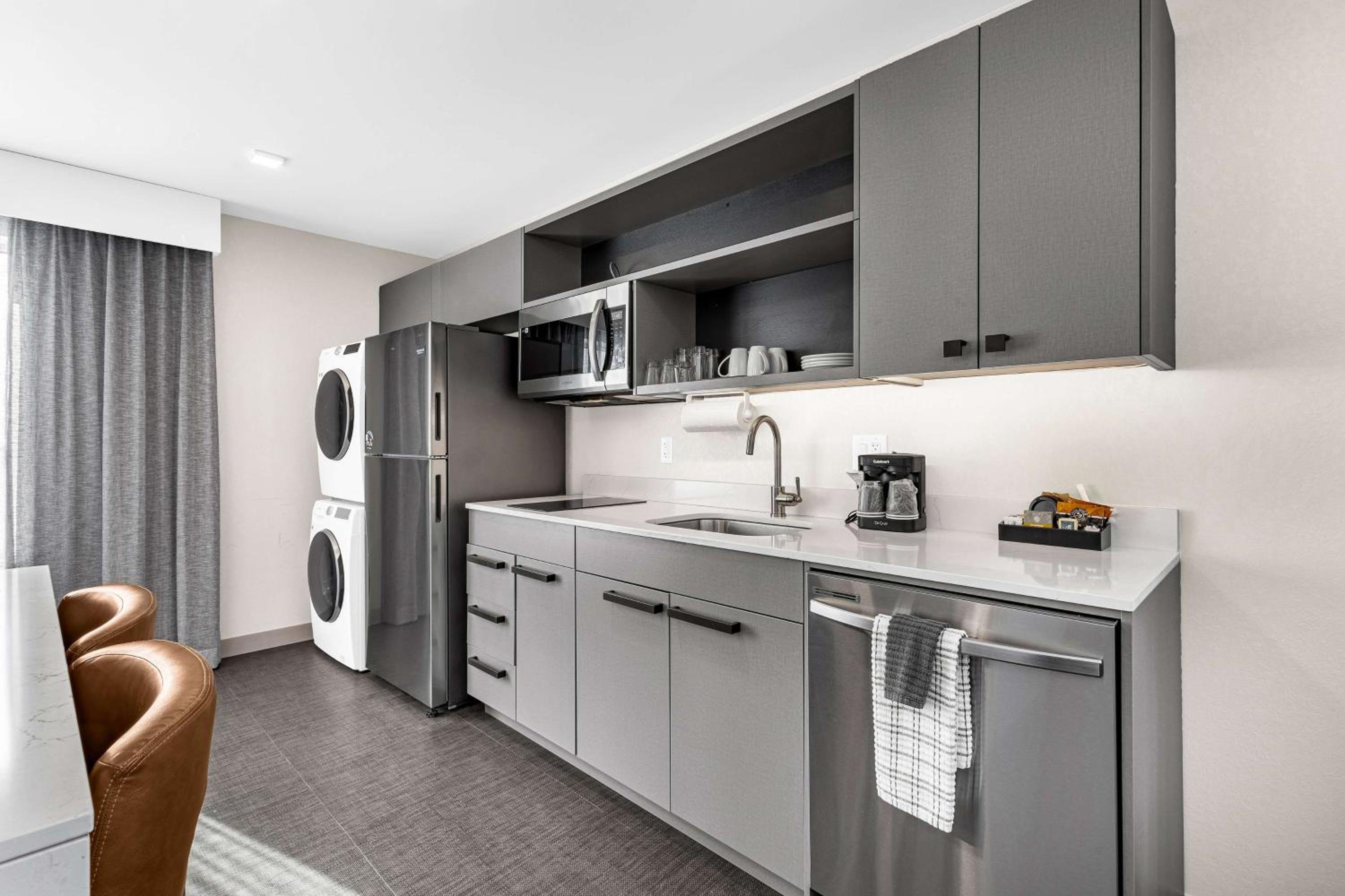 One-Bedroom King Suite photo 2