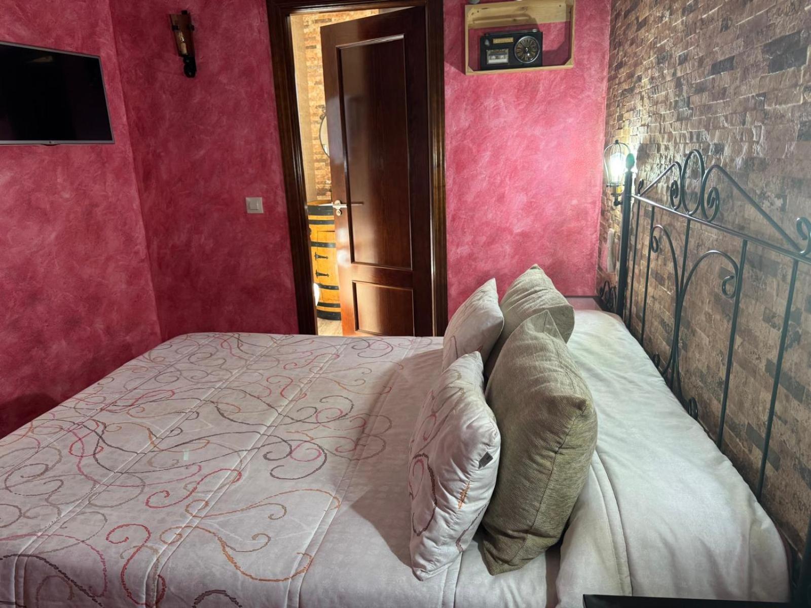 Double Room with Private Bathroom - Photo 2