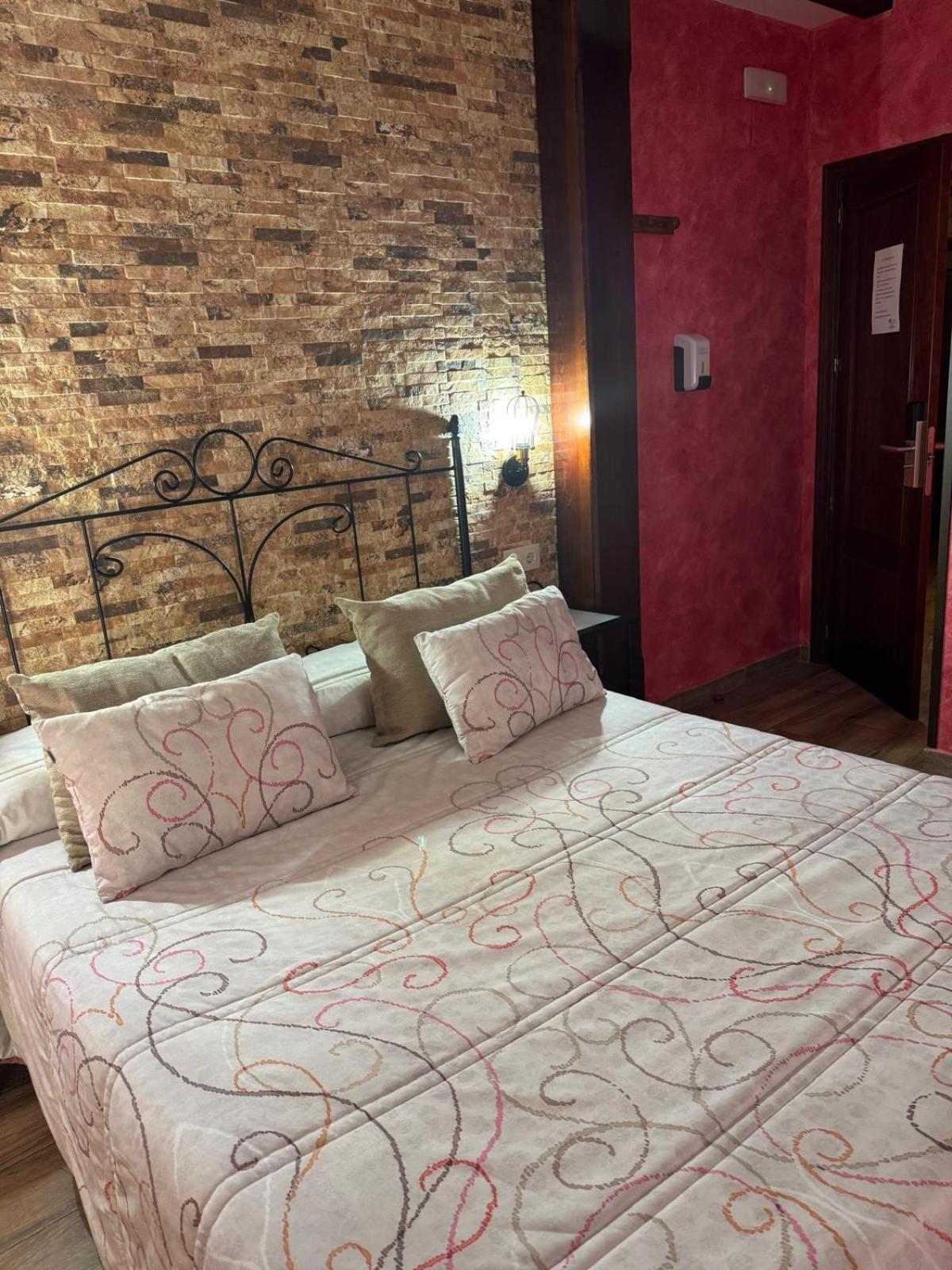 Double Room with Private Bathroom - Photo 1