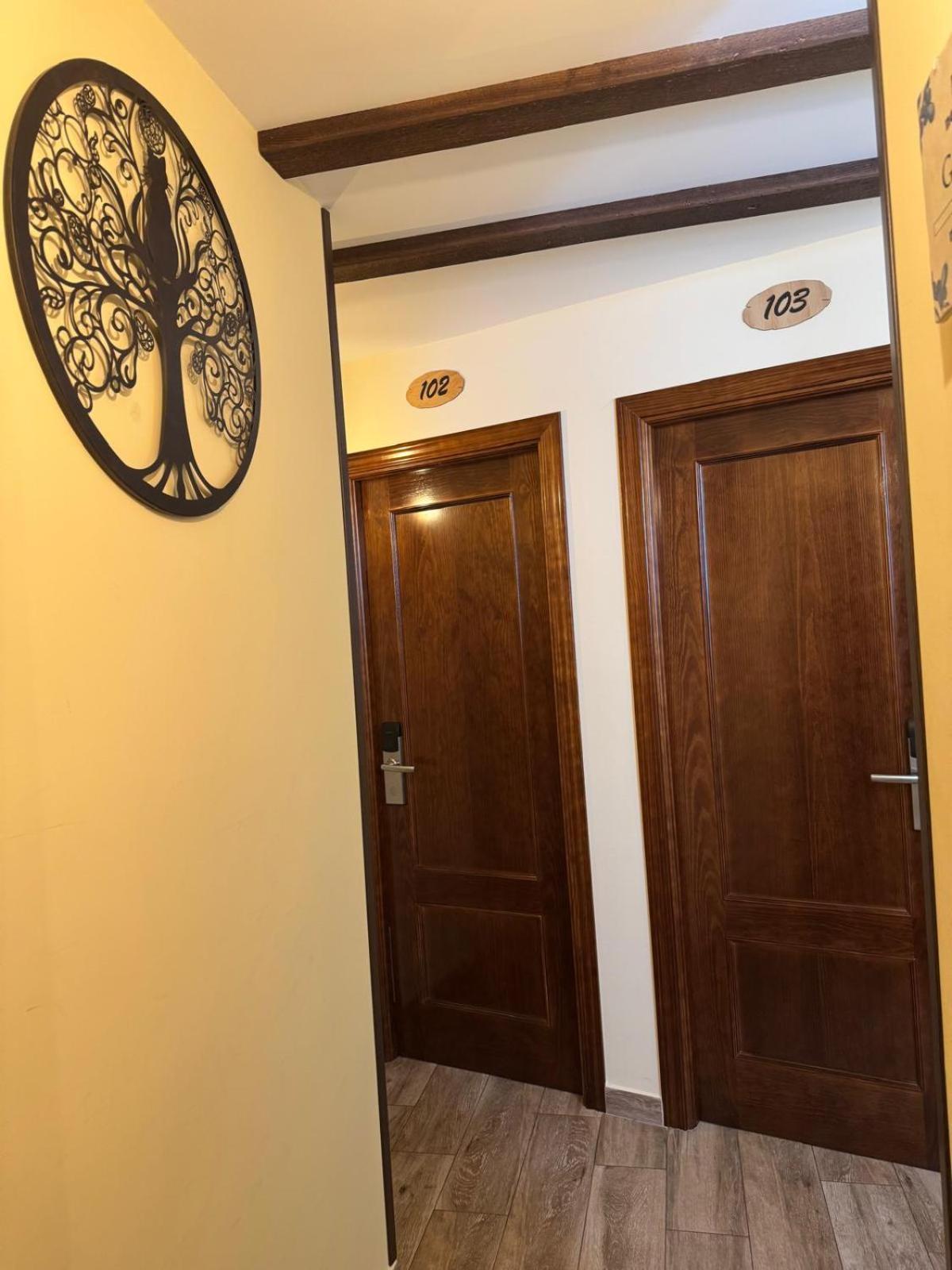 Double Room with Private Bathroom - Photo 3