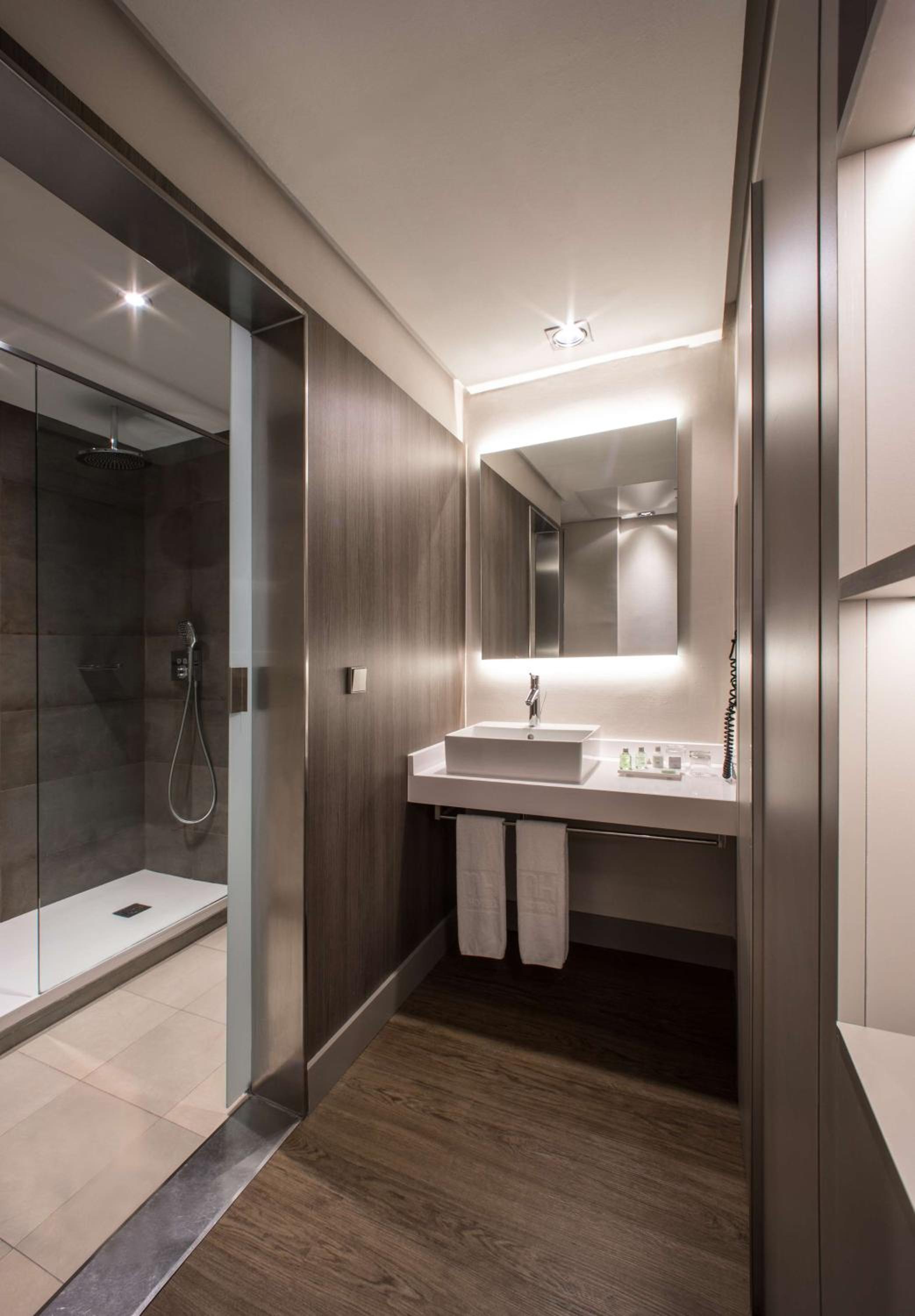 Superior Double or Twin Room with Extra Bed (2 Adults + 1 Child) thumbnail 5
