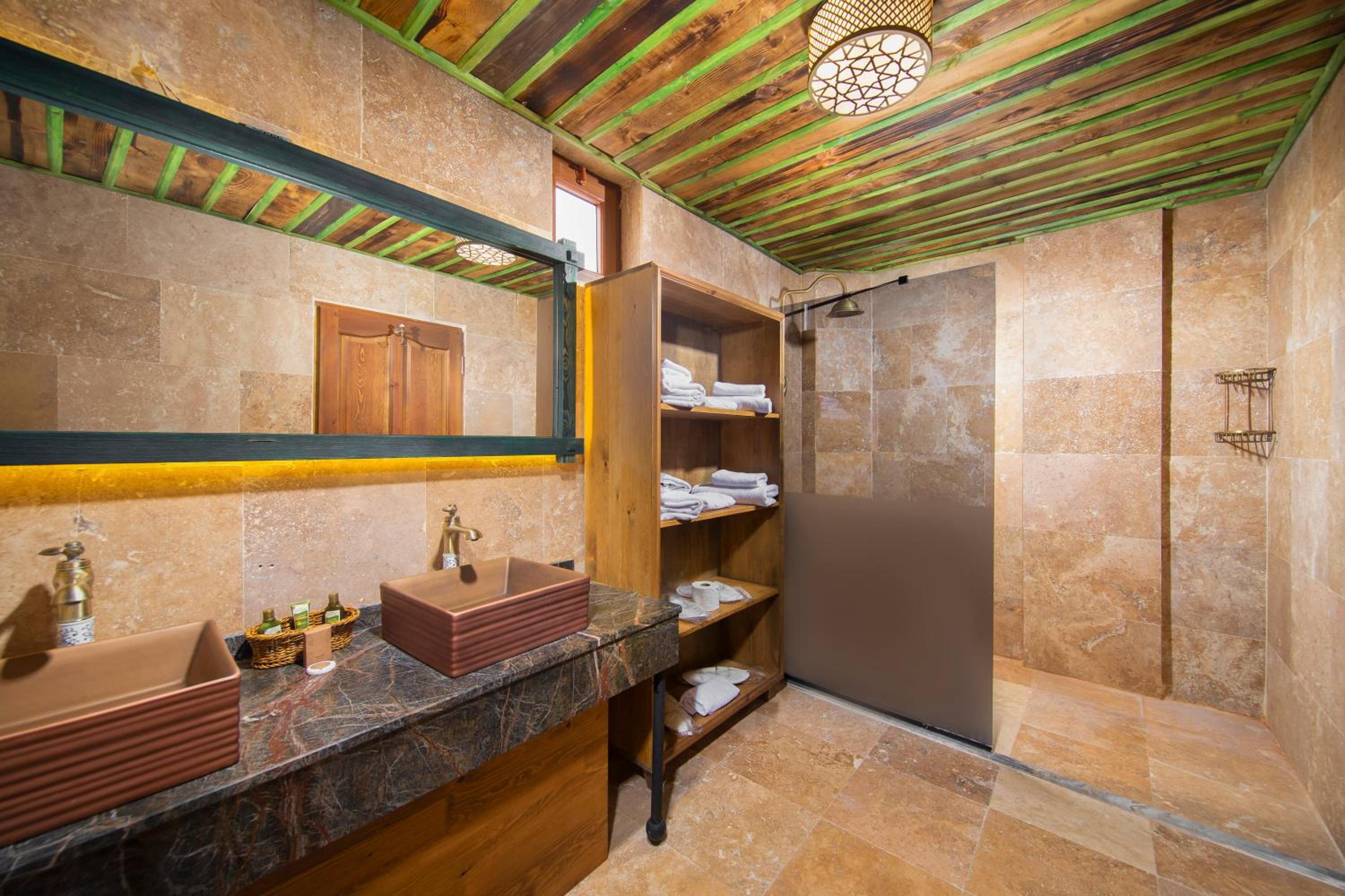 Queen Suite with Spa Bath photo 2