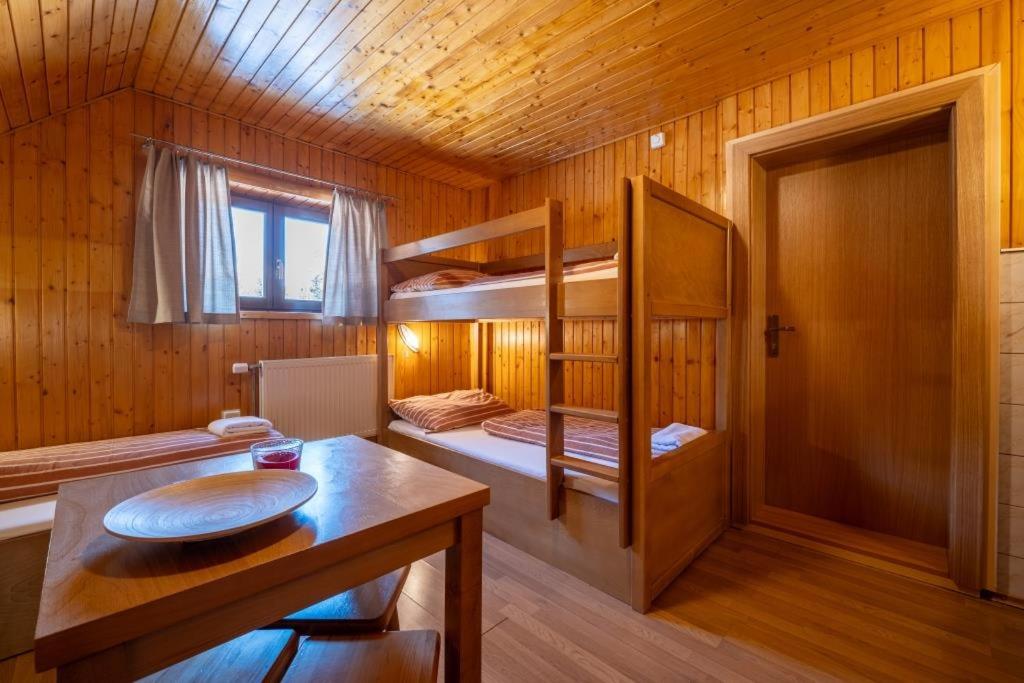 Quadruple Room with Private Bathroom on the floor - Photo 3