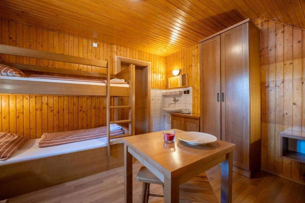 Quadruple Room with Private Bathroom on the floor - Photo 4