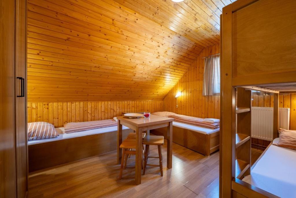 Quadruple Room with Private Bathroom on the floor - Photo 5