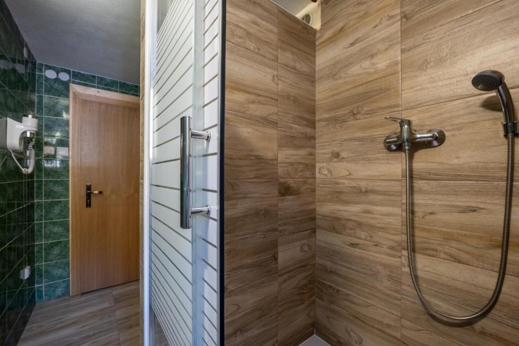 Quadruple Room with Private Bathroom on the floor - Photo 1