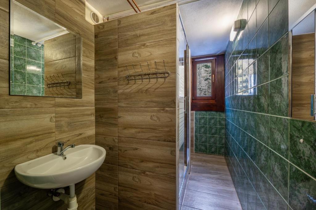 Quadruple Room with Private Bathroom on the floor - Photo 2