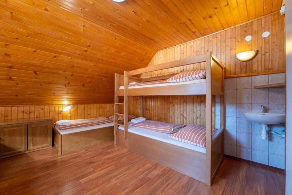 Quadruple Room with Private Bathroom - Photo 2