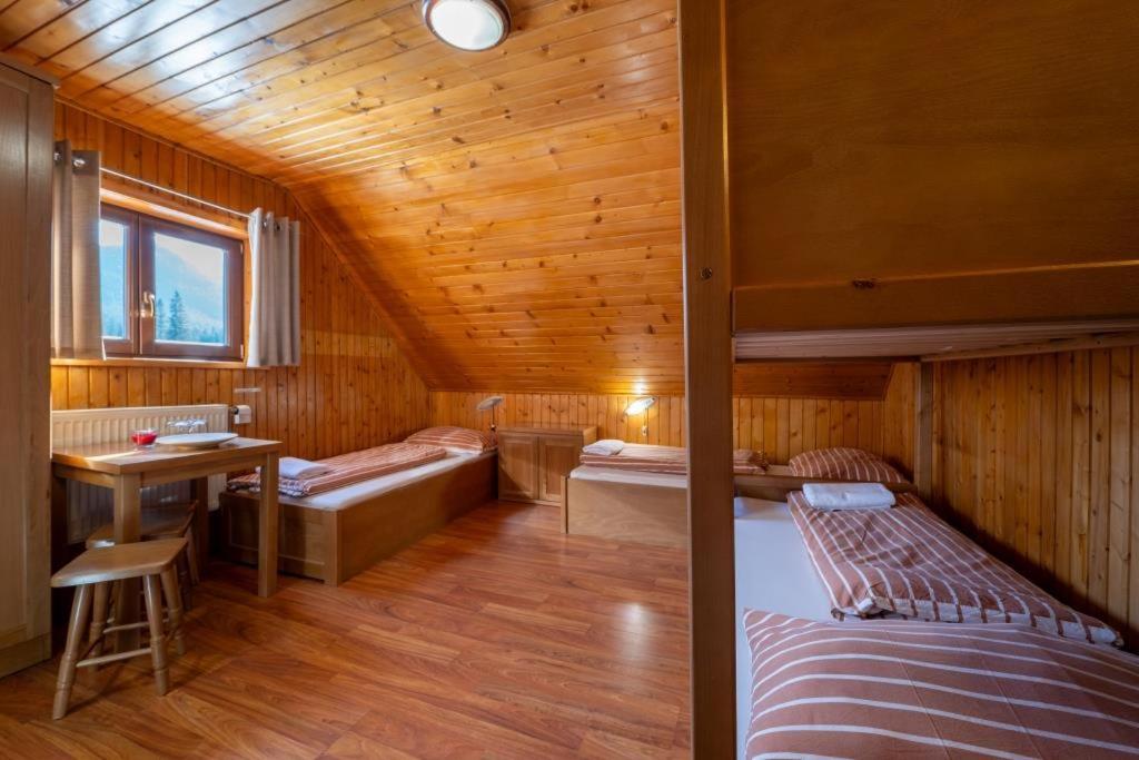 Quadruple Room with Private Bathroom - Photo 3