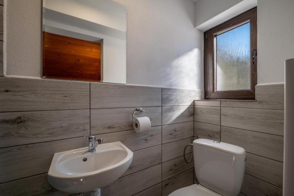 Quadruple Room with Private Bathroom - Photo 4
