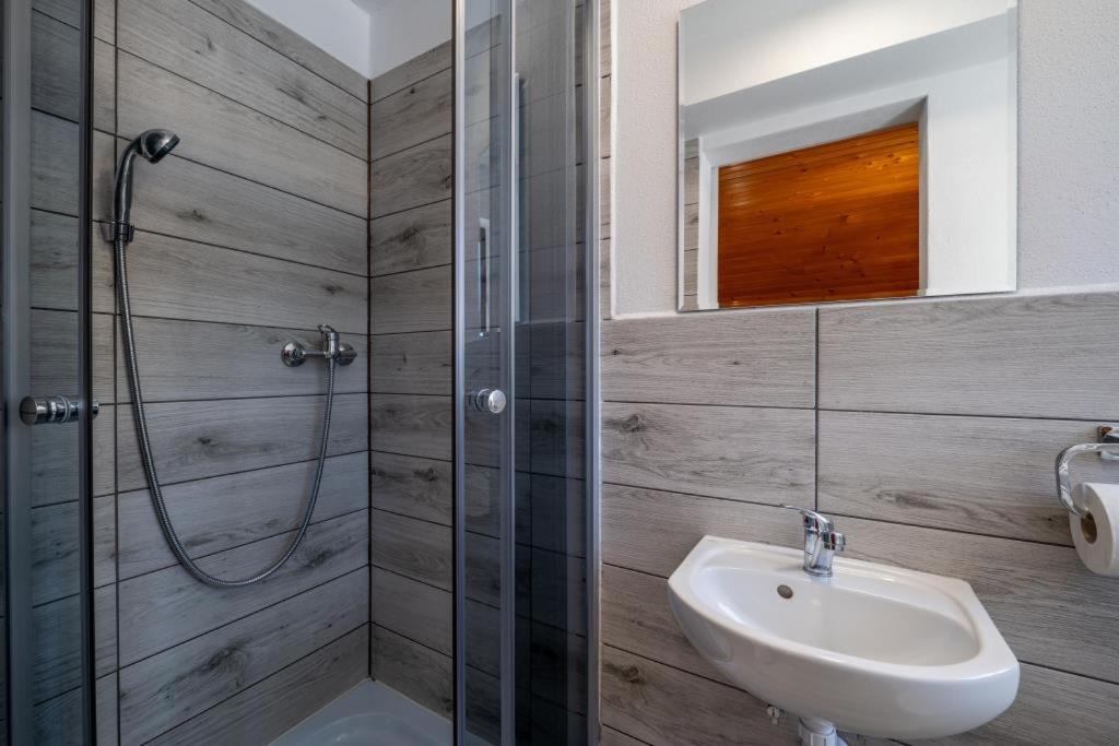 Quadruple Room with Private Bathroom - Photo 5