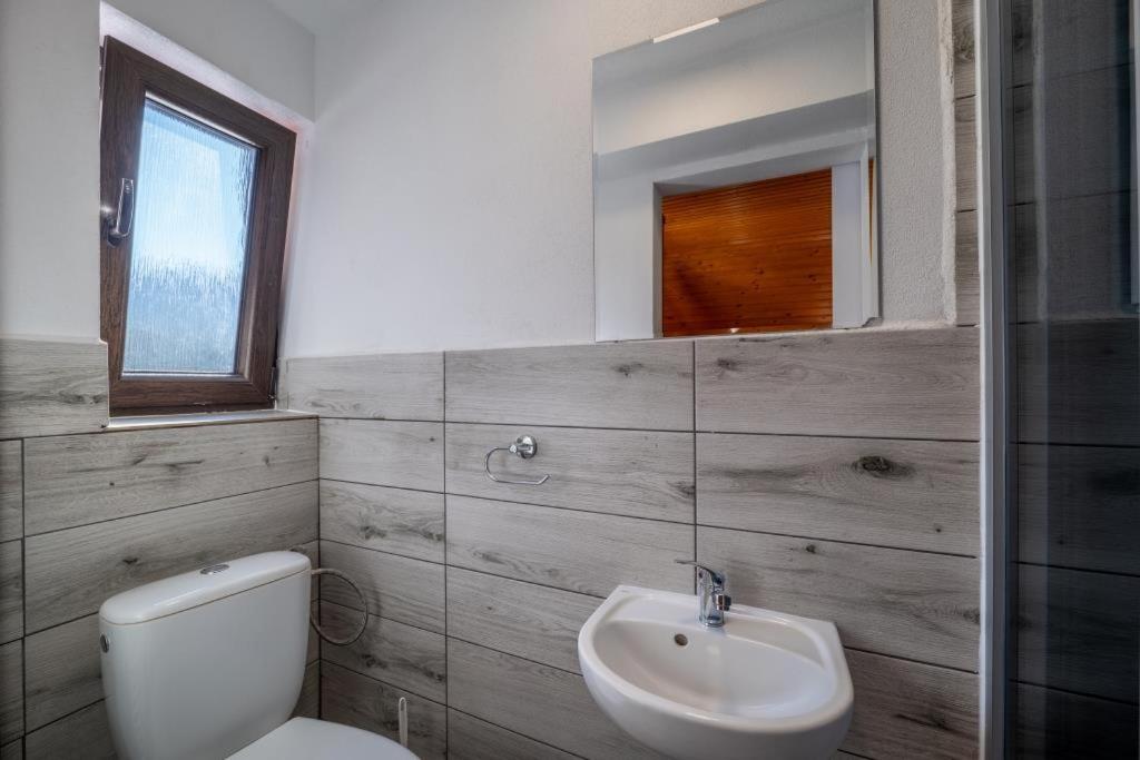 Quadruple Room with Private Bathroom - Photo 6