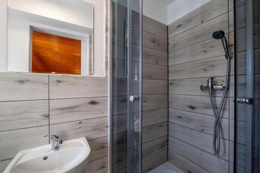 Quadruple Room with Private Bathroom - Photo 7