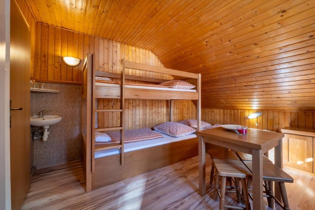 Quadruple Room with Private Bathroom - Photo 9