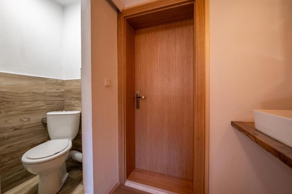 Standard Twin Room with Private Bathroom - Photo 1