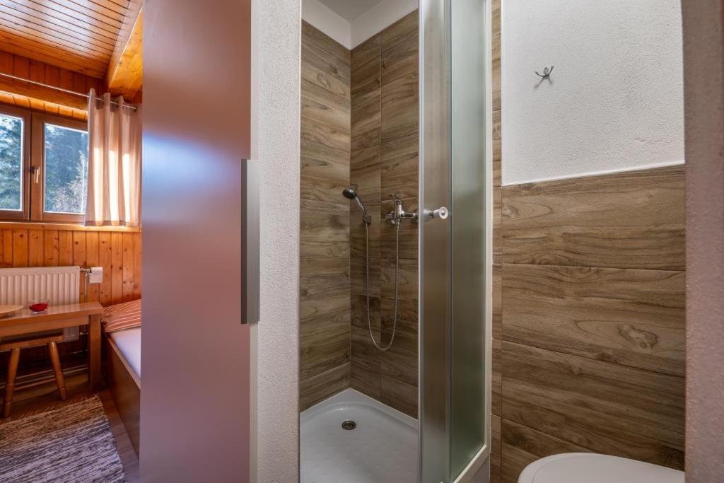 Standard Twin Room with Private Bathroom - Photo 2