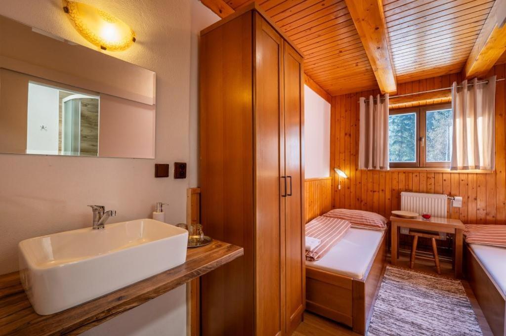 Standard Twin Room with Private Bathroom - Photo 4