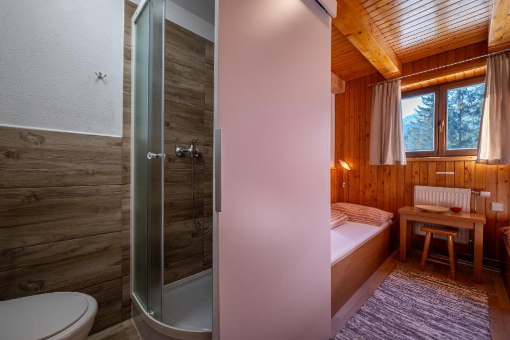 Standard Twin Room with Private Bathroom - Photo 5