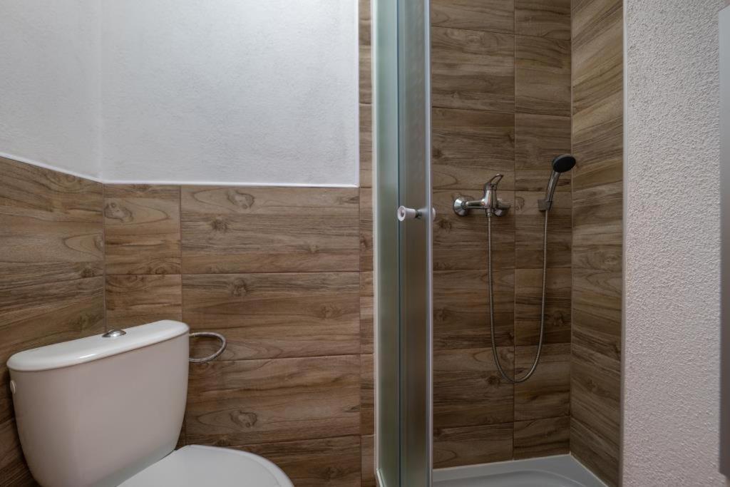 Standard Twin Room with Private Bathroom - Photo 6