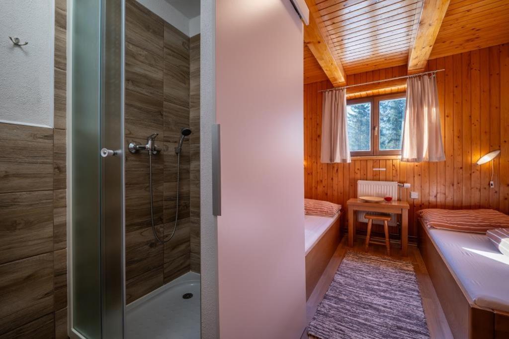Standard Twin Room with Private Bathroom - Photo 7