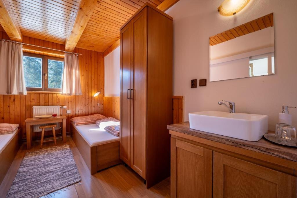 Standard Twin Room with Private Bathroom - Photo 8