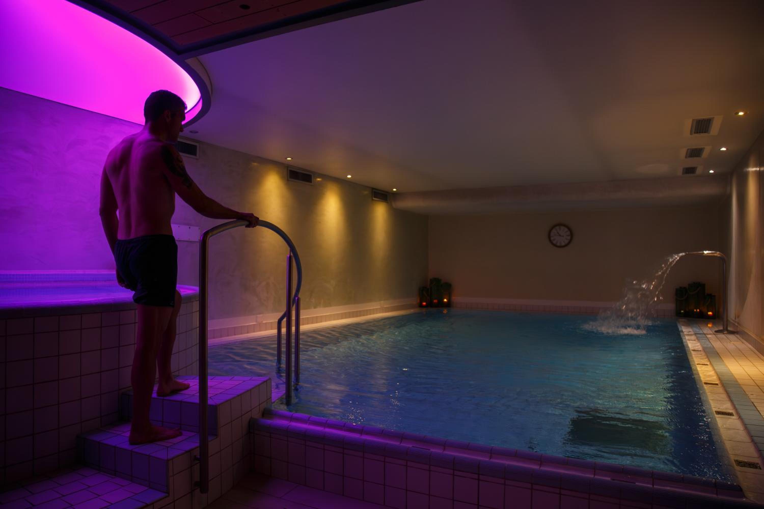 Executive King Room with Balcony and Hot Tub - Non-Smoking - Photo 10