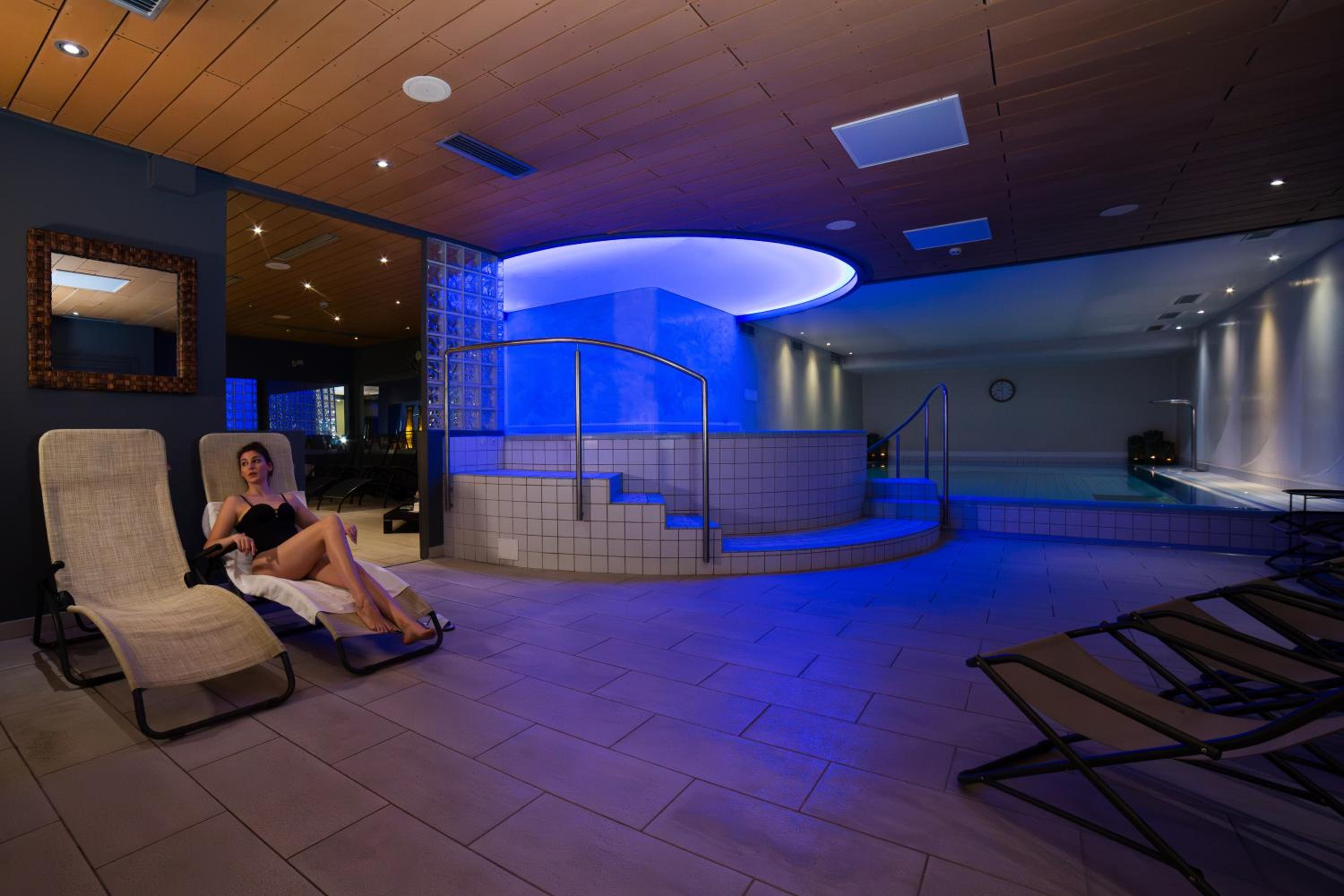 Executive King Room with Balcony and Hot Tub - Non-Smoking - Photo 9