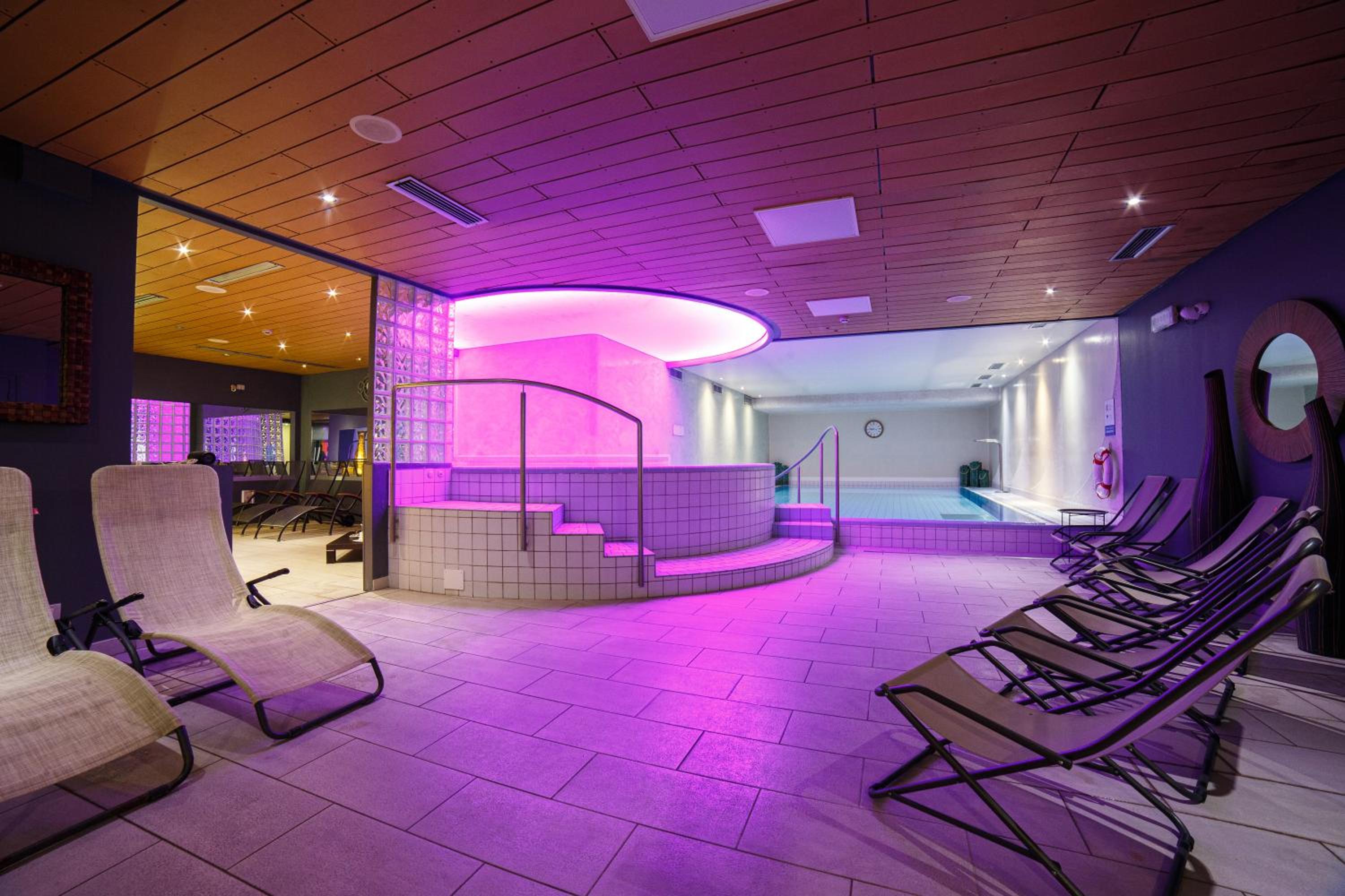 Executive King Room with Balcony and Hot Tub - Non-Smoking - Photo 15