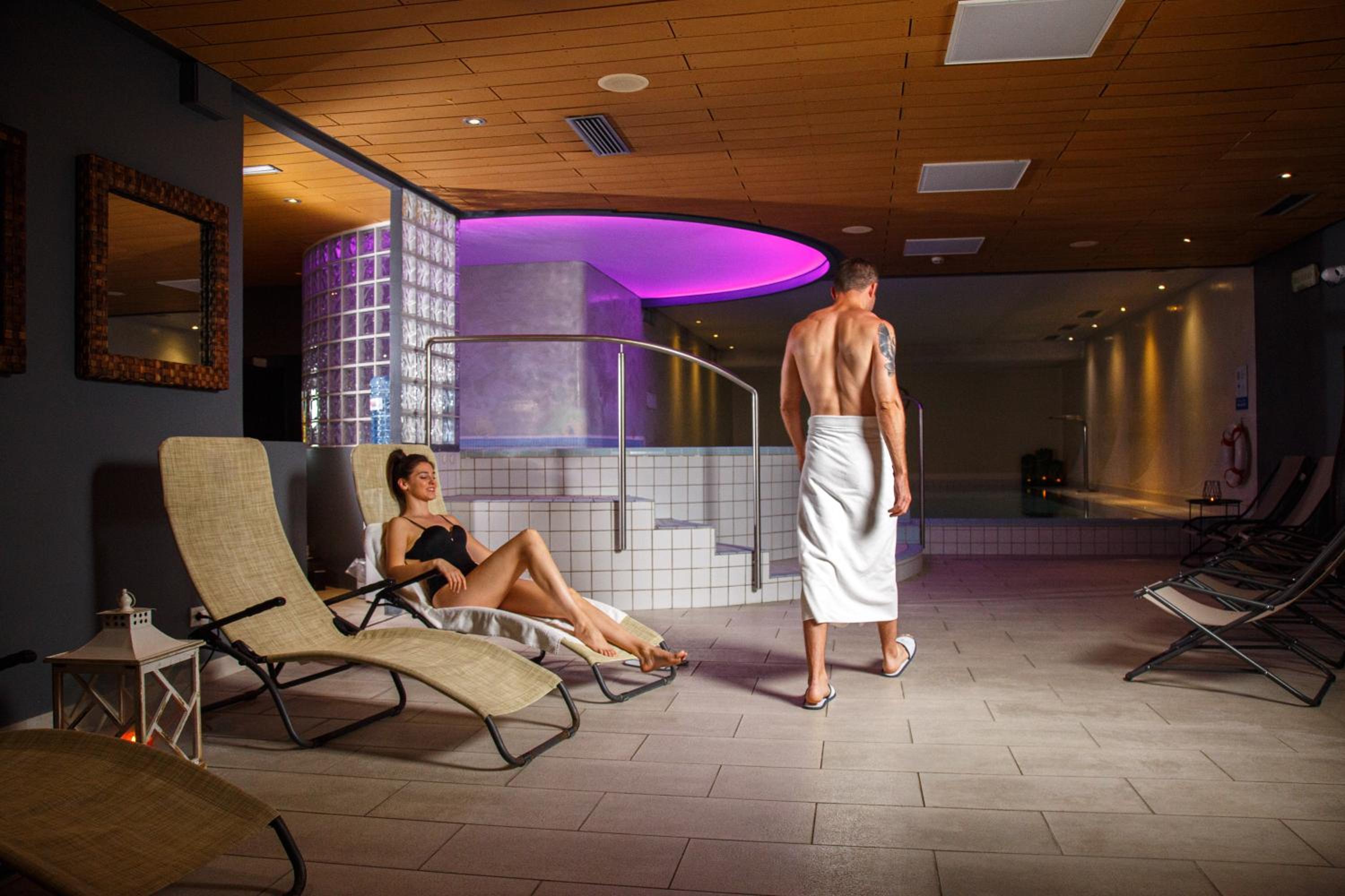 Executive King Room with Balcony and Hot Tub - Non-Smoking - Photo 14