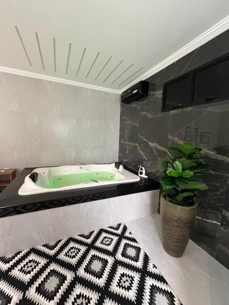 Deluxe Suite with Spa Bath photo 2