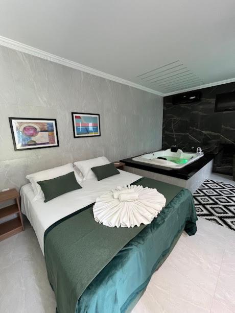 Deluxe Suite with Spa Bath photo 3