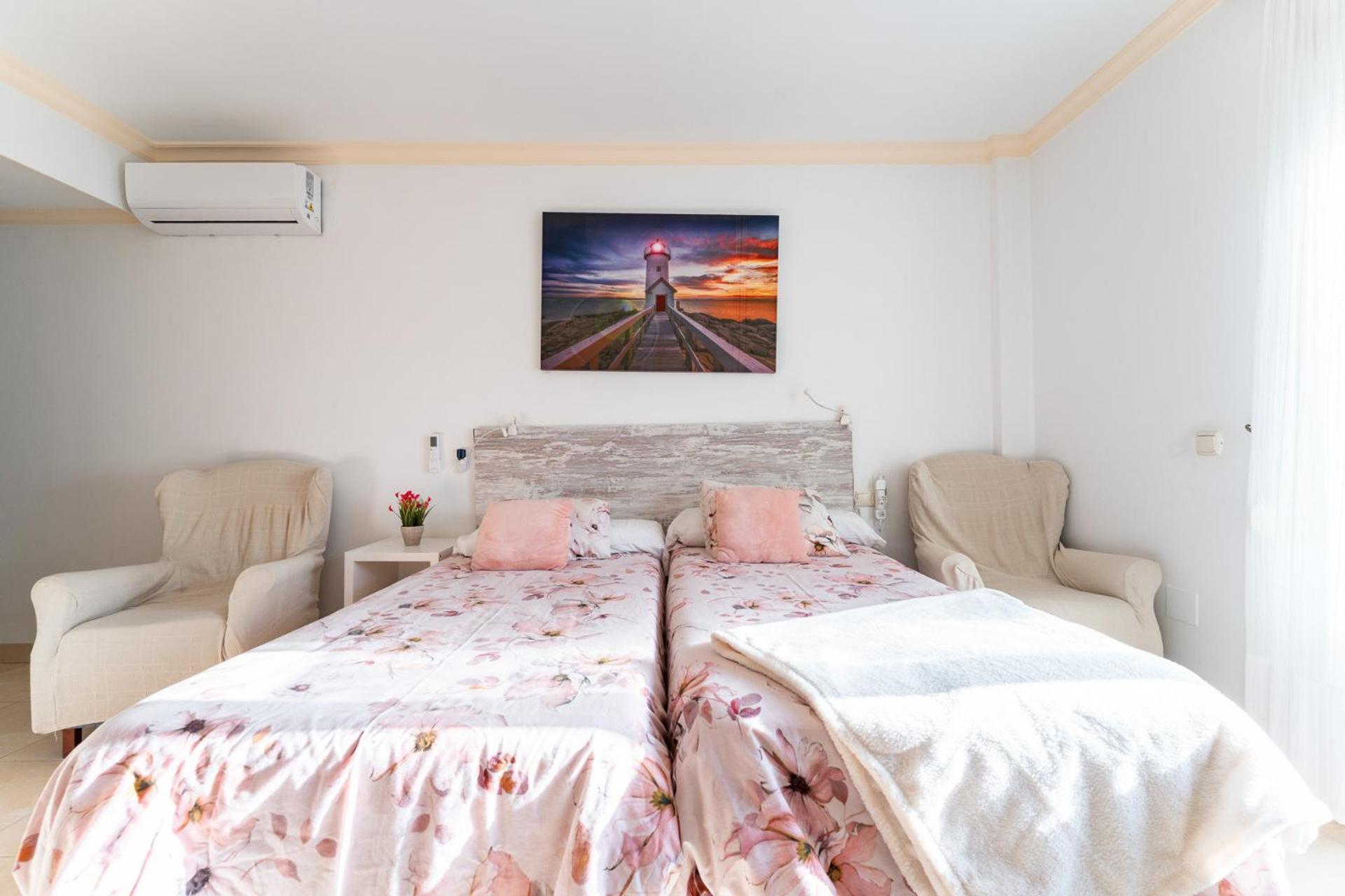 Apartment with Balcony - Photo 4