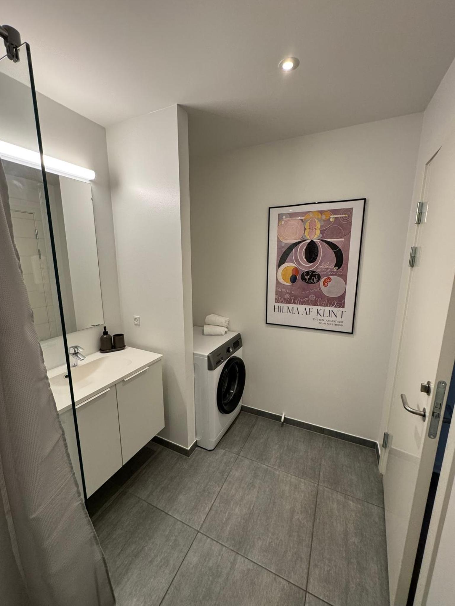 Two-Bedroom Deluxe Apartment - Photo 3