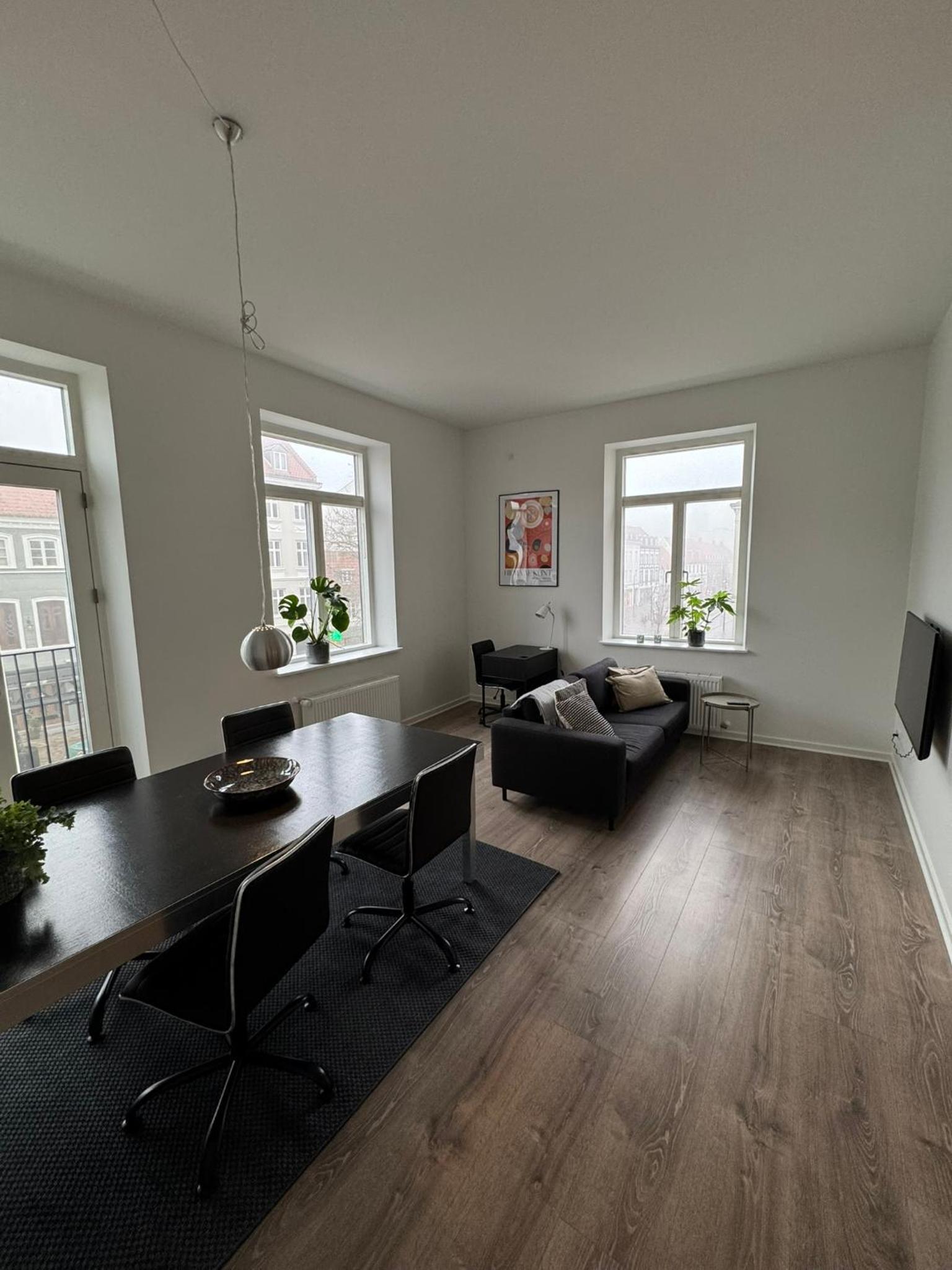 Two-Bedroom Deluxe Apartment - Photo 4