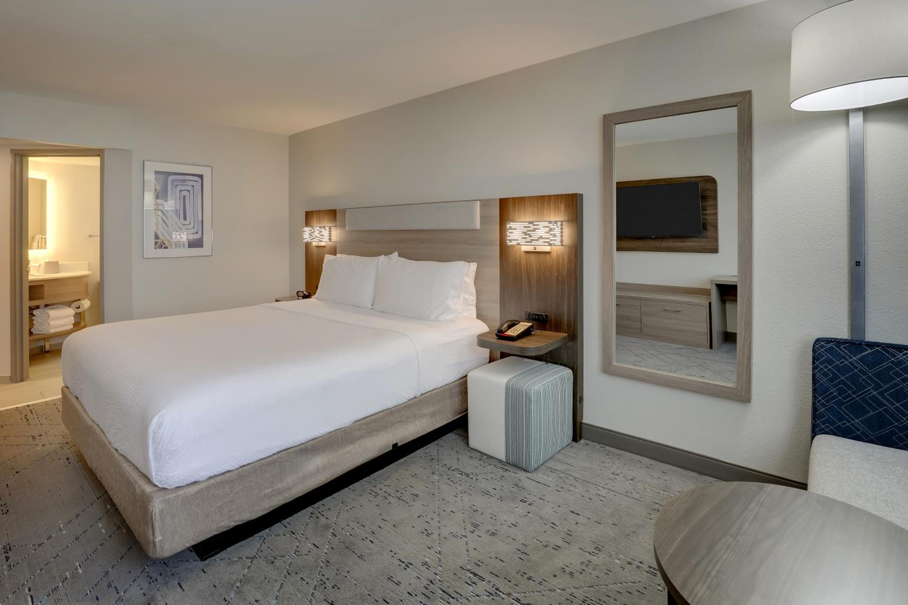 Standard King Room - Accessible photo 3