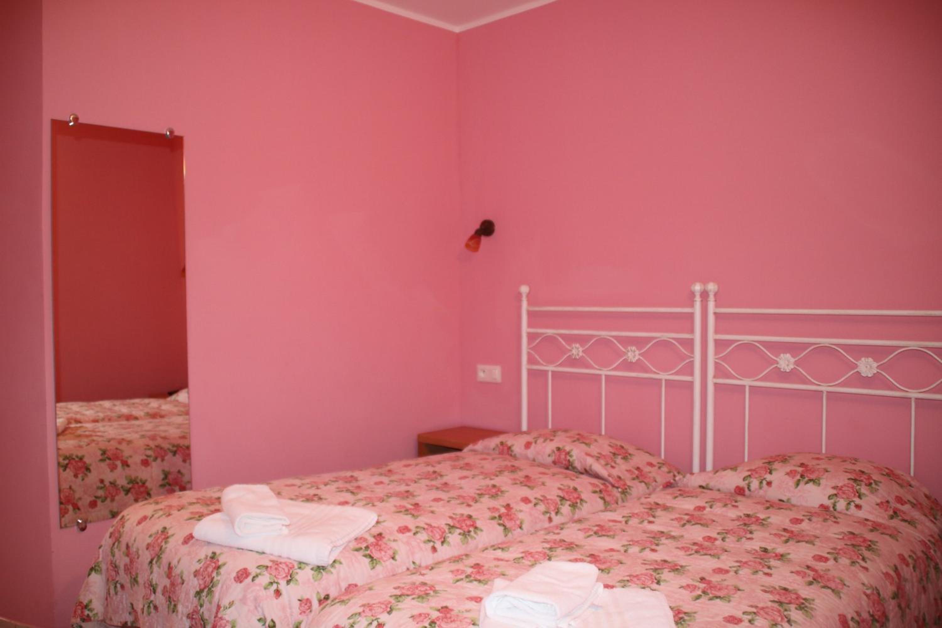 Twin Room - Photo 7