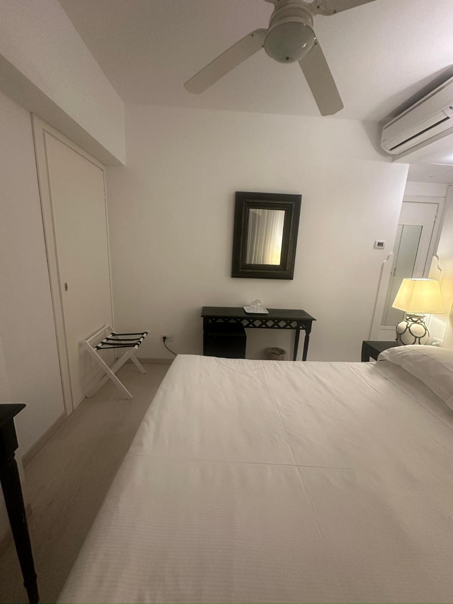Suite with Lake View - Photo 3