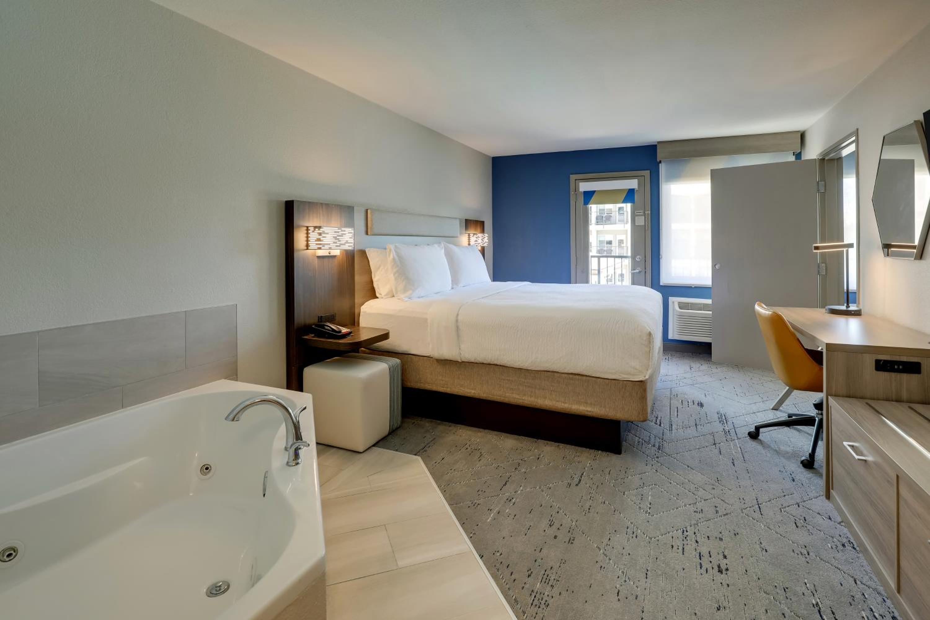 One-Bedroom Suite with Jetted Tub photo 3