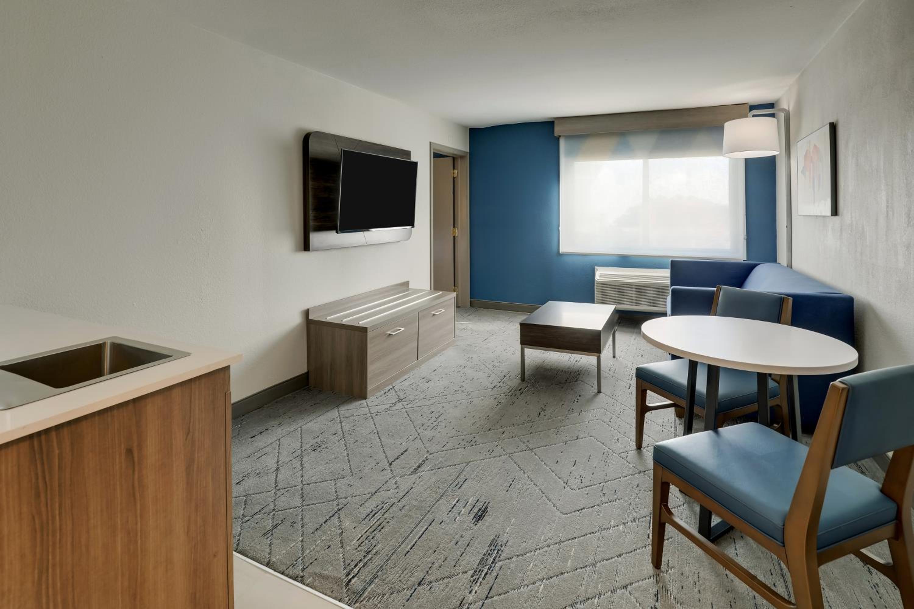 One-Bedroom King Suite photo 1