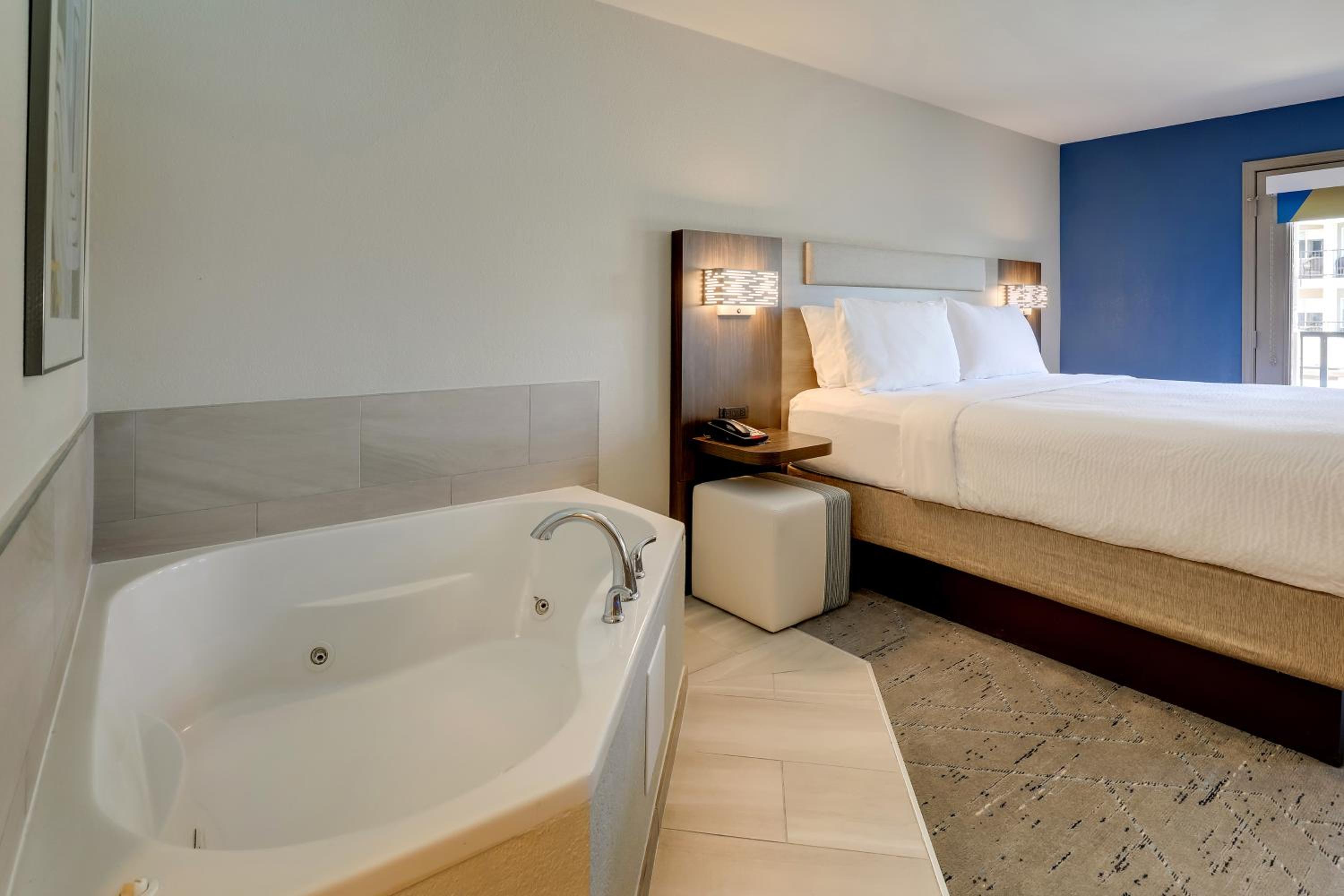 One-Bedroom Suite with Jetted Tub photo 2